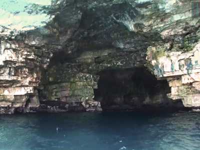 Le pareti sono appuntite e sporgenti, con diverse sfumature di calcare stemperato dai tonfi delle onde del mare